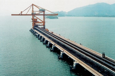 Crane with igus® energy chain for long travels