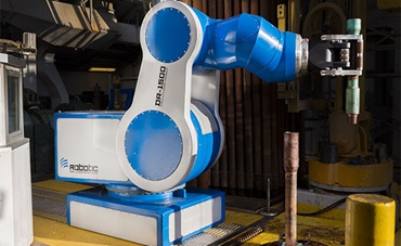 Robot for drilling platform